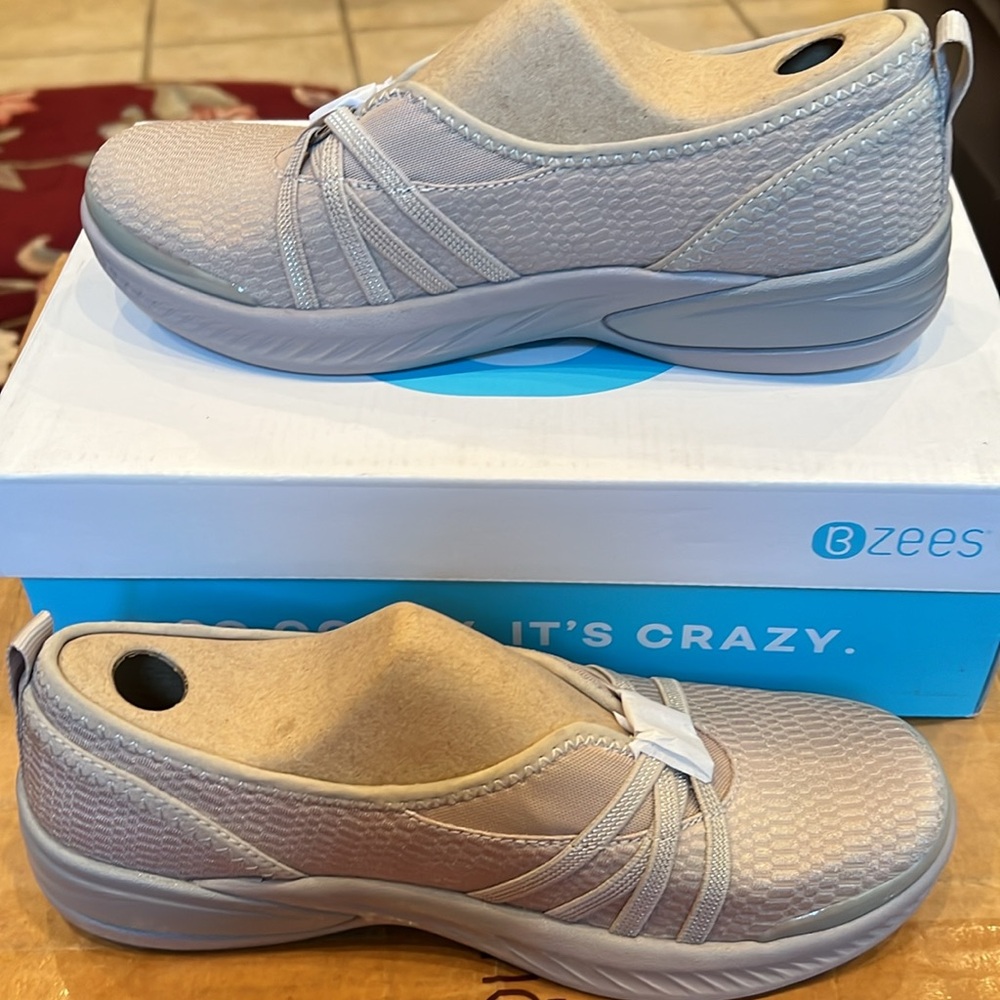 Bzees Slip On Niche Comfort Shoes in Taupe /Beige Color Sz 8. NEW